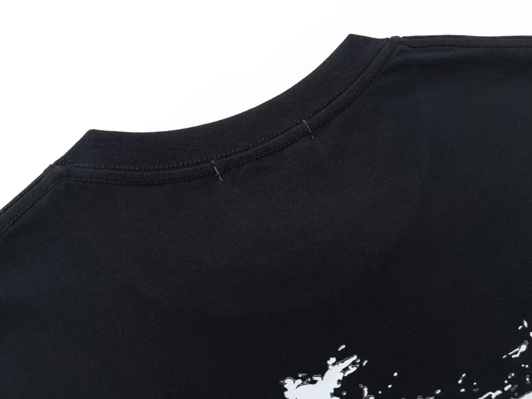 W629#P110💰 [Stone lsland/Stone Island summer new short-sleeved T-shirt with broken printed pattern on the chest] ⚠️[Original creation with high control of details] - Made of 260g combed cotton 32-count double yarn, soft and comfortable to the touch, sweat-absorbent and breathable. - Simple basic and versatile style, original quality, the first choice for couples. - Made in a large factory, four needles and five threads on the shoulder, neatly arranged, high quality workmanship. - Same style for men and women. Very versatile, one piece for everyone, details are clearly visible. Color: Black White Size: M L